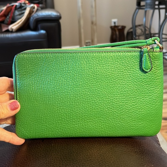 EUC Authentic Coach Two-Tone Wristlet Kelly Green and gray 5X8 - Picture 2 of 7